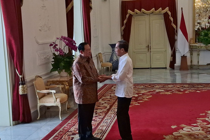 Pantaun Medcom.id SBY tiba di Istana pada pukul 10.53 WIB. SBY tampak menggunakan batik lengan panjang berwarma coklat. 