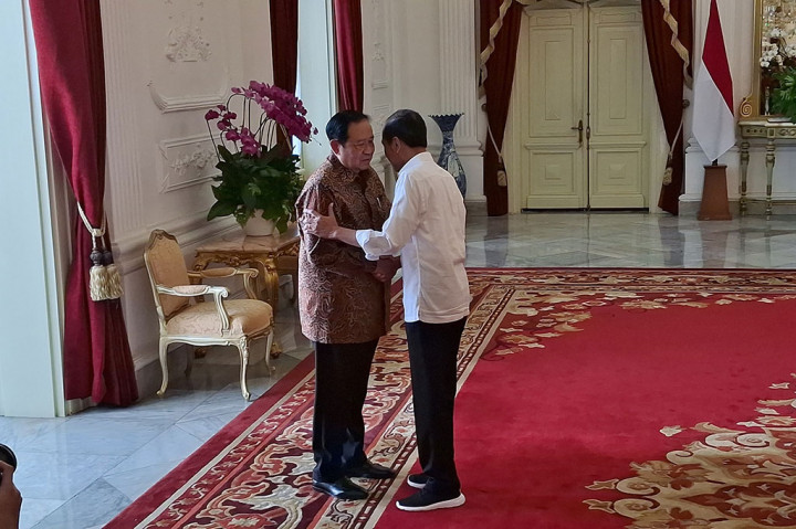 Presiden yang menggunakan kemeja lengan panjang berwarna putih tampak menyambut langsung. Jokowi langsung menyalami dan cipika-cipiki dengan SBY ketika masuk pintu dalam Istana Merdeka. 