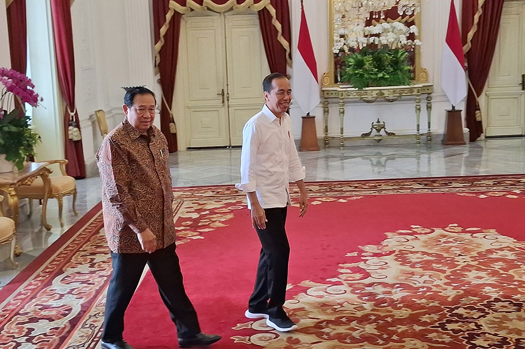 Kemudian Jokowi mempersilahkan SBY masuk ke dalam ruang Jepara.  