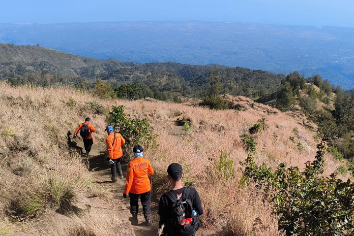 Tim Search and Rescue (SAR) Mataram melanjutkan pencarian WNA asal Rusia yang diduga hilang di Gunung Rinjani. Setelah dilakukan pencarian lebih dari dua pekan, Kantor SAR Mataram kembali menerjunkan tim untuk mencari Mordovina Alexandra, 44, yang hilang sejak 30 Agustus lalu saat mendaki Rinjani.