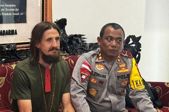 Pilot Susi Air Kapten Philip Mark Marthens yang disandera oleh Organisasi Papua Merdeka (OPM)/Kelompok Kriminal Bersenjata (KKB) pimpinan Egianus Kogoya akhirnya dibebaskan. Philip disandera KKB selama 1,5 tahun.