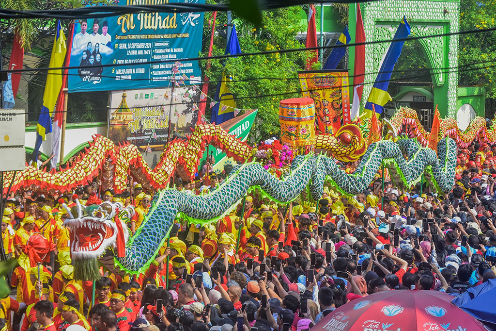 Masyarakat Tionghoa di Kota Tangerang, Banten, merayakan 12 tahunan Gotong Toapekong, Sabtu, 21 September 2024. Ritual ikonik yang mengarak patung Dewi Kwan Im Hud Couw tersebut dihadiri ribuan masyarakat.