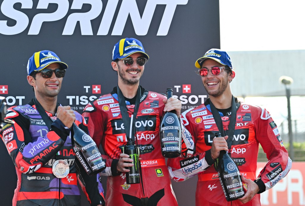 Memasuki lap ke-8 dari total 13 lap, Bagnaia mulai mendekati Martin. Hingga akhirnya ia berhasil mengambil alih posisi depan setelah memanfaatkan kesalahan Martin yang melebar di tikungan 14.