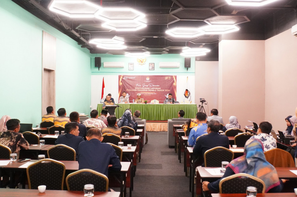 Komisi Pemilihan Umum (KPU) Provinsi Riau menggelar Focus Group Discussion (FGD) penyusunan laporan evaluasi tahapan Pemilu 2024. Kegiatan dilaksanakan di ruang Hotel The Zuri Pekanbaru yang dihadiri oleh perwakilan KPU Kabupaten/Kota se Provinsi Riau.