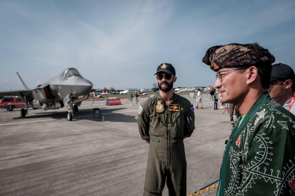 Menparekraf Sandiaga saat meninjau pelaksanaan 'Bali International Air Show (BIAS) 2024' di area apron selatan Bandara I Gusti Ngurah Rai, Bali, Sabtu, 21 September 2024, mengatakan berdasarkan data yang ia terima, jumlah pengunjung ke BIAS 2024 telah melebihi target yang ditetapkan. 
