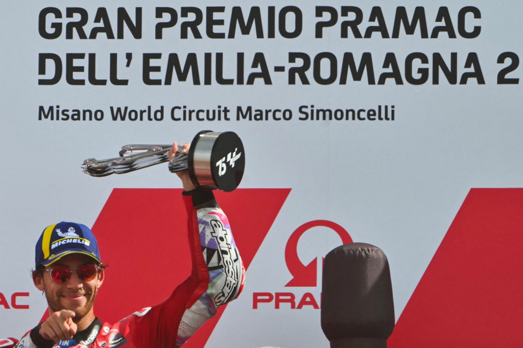 Bastianini meraih kemenangan dalam situasi kontroversial setelah menyalip Jorge Martin dengan agresif di putaran terakhir. Martin memimpin balapan tetapi menghadapi tekanan dari Bastianini.