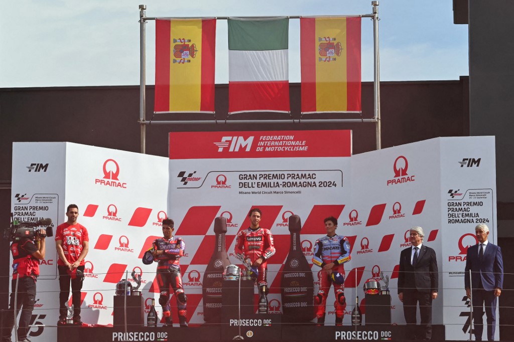 Enea Bastianini memenangi Grand Prix Emilia Romagna di Sirkuit Misano, Italia, Minggu, 22 September 2024. Pebalap Ducati itu naik ke podium tertinggi setelah duel dramatis pada putaran terakhir dengan Jorge Martin dari Pramac Racing.