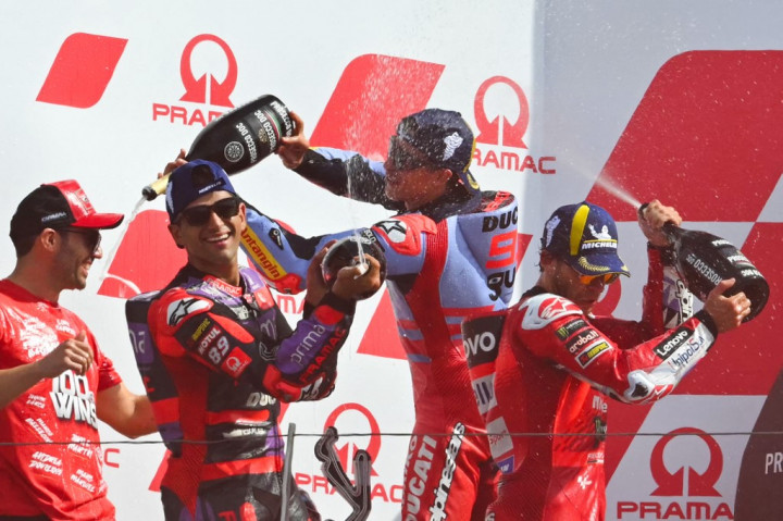 Di sisi lain, kemenangan Bastianini sekaligus membuat pabrikan Ducati merebut kejuaraan konstruktor meski musim 2024 ini masih tersisa enam putaran.