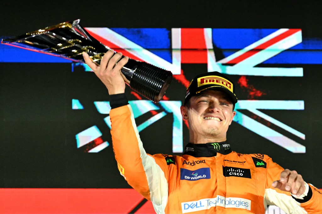 Norris menyentuh garis finis dengan keunggulan 20,945 detik dari Max Verstappen yang ada di posisi kedua.