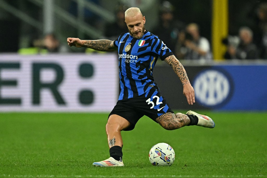 Inter segera balas menekan. Lautaro Martinez melepaskan sepakan setengah voli yang melambung, dan Denzel Dumfries gagal memaksimalkan umpan silang Federico Dimarco. Gol penyama kedudukan bagi Inter lantas tercipta pada menit ke-28. Dimarco meneruskan umpan silang Nicolo Barella kepada Lautaro Martinez, yang melakukan gerakan tipuan sebelum mengirimkannya kembali untuk diselesaikan oleh Dimarco. Skor kini imbang 1-1.