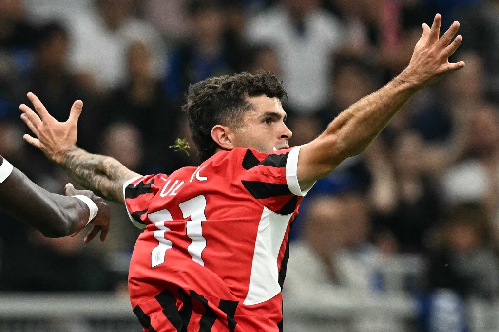 Milan benar-benar memecah kebuntuan pada menit kesepuluh. Pulisic mencuri bola dari Henrikh Mkhitaryan di lini tengah, dan melesak ke depan untuk kemudian menaklukkan kiper Sommer. 1-0 untuk Milan.