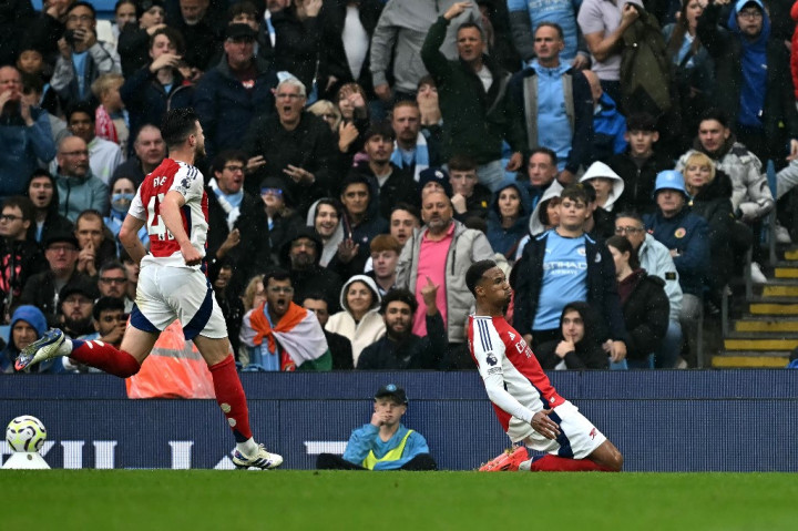 Arsenal baru bisa membalas pada menit ke-22. Riccardo Calafiori menguasai umpan Gabriel Martinelli dan melepaskan tembakan melengkung dari laur kotak penalti yang tak bisa dijangkau Ederson Moraes. Arsenal akhirnya berbalik unggul pada menit ke-45. Lewat skema sepak pojok, Gabriel Magalhaes berhasil menanduk umpan Bukayo Saka.