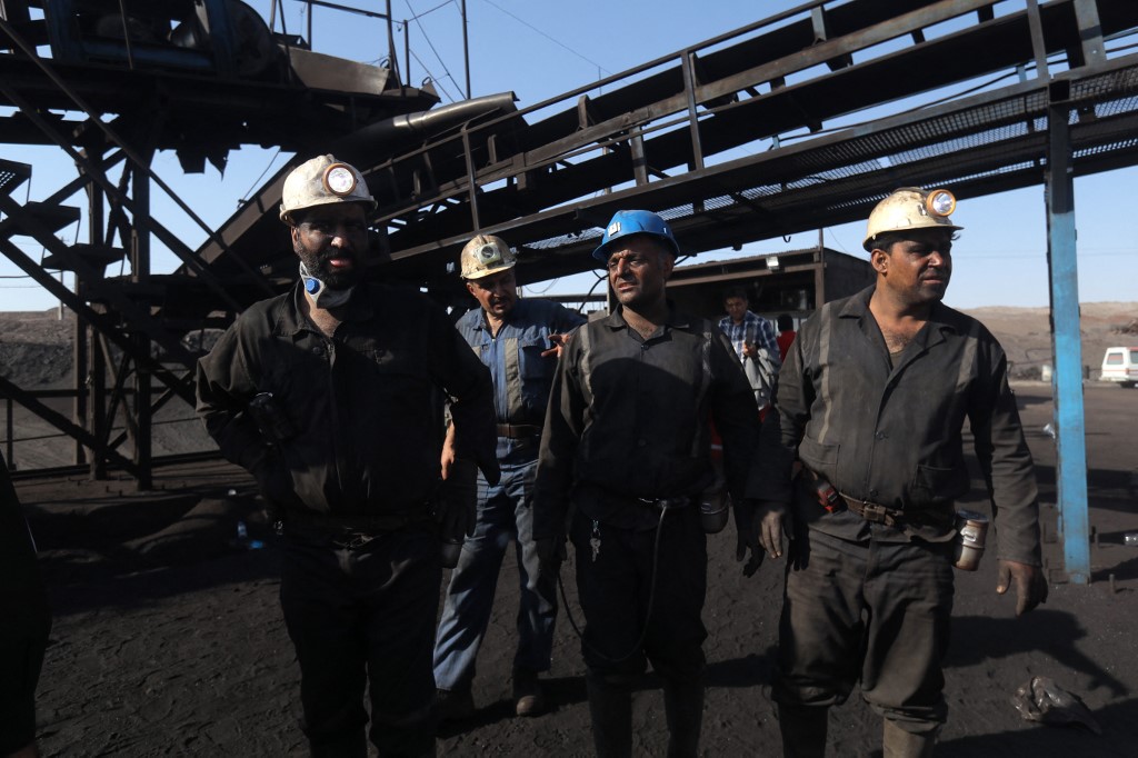 Pihak berwenang Iran menyatakan kesulitan dalam melakukan operasi penyelamatan cepat karena kondisi bawah tanah.