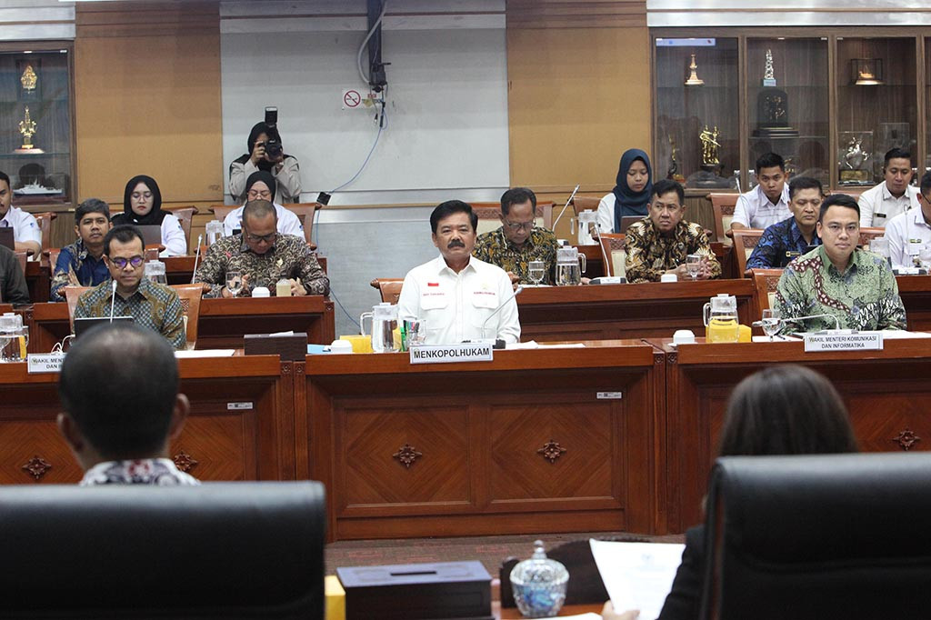 Komisi I DPR RI menggelar rapat kerja lanjutan dengan Menko Polhukam Hadi Tjahjanto bersama Kementerian Komunikasi dan Informatika dan Badan Siber Sandi Negara (BSSN) terkait pencegahan serangan siber terhadap Pusat Data Nasional Sementara (PDNS) pada masa depan.
