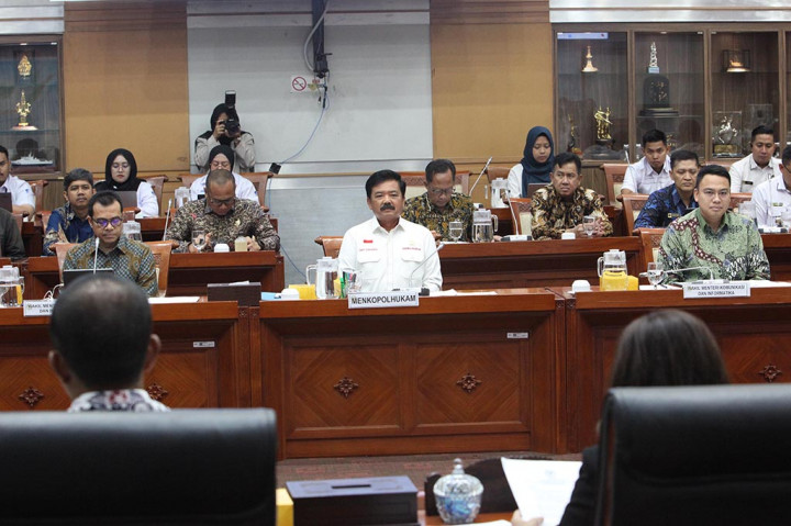 Komisi I DPR RI menggelar rapat kerja lanjutan dengan Menko Polhukam Hadi Tjahjanto bersama Kementerian Komunikasi dan Informatika dan Badan Siber Sandi Negara (BSSN) terkait pencegahan serangan siber terhadap Pusat Data Nasional Sementara (PDNS) pada masa depan.