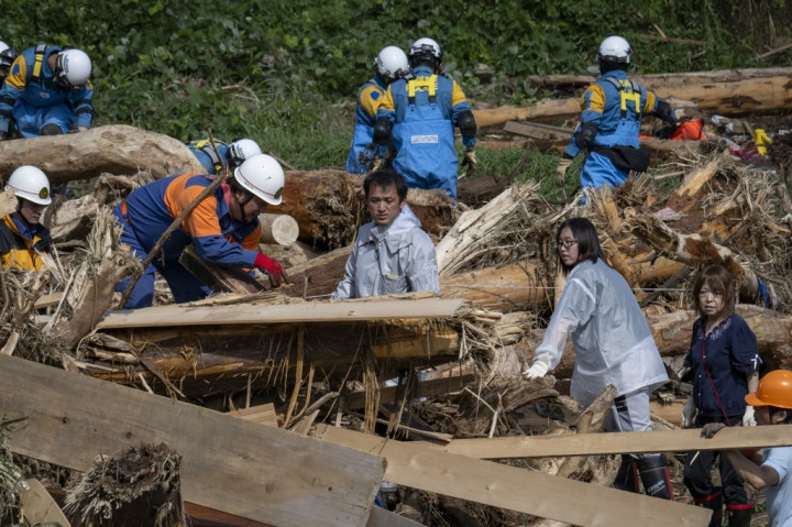 Pemerintah daerah Ishikawa di pantai Laut Jepang juga mengatakan dua orang hilang. Sementara status delapan orang tidak diketahui.