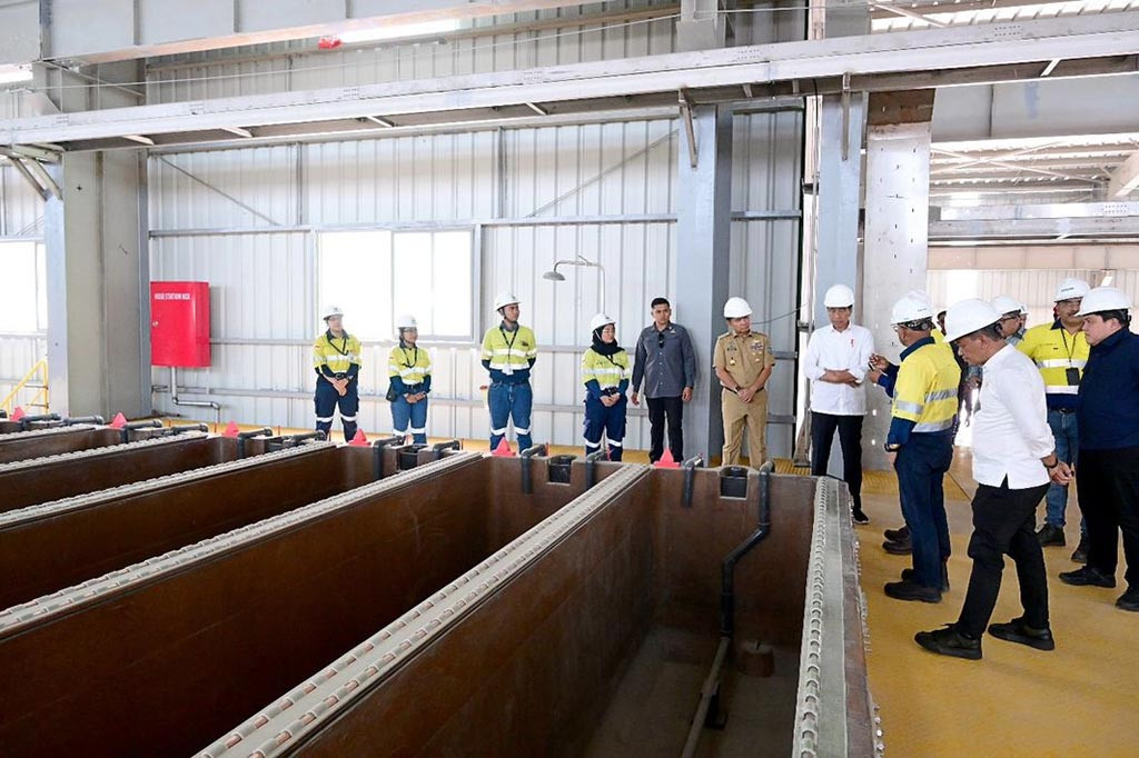 Presiden Joko Widodo meresmikan smelter tembaga dan pemurnian logam mulia PT Amman Mineral Nusa Tenggara (AMNT) di Kabupaten Sumbawa Barat, Nusa Tenggara Barat.