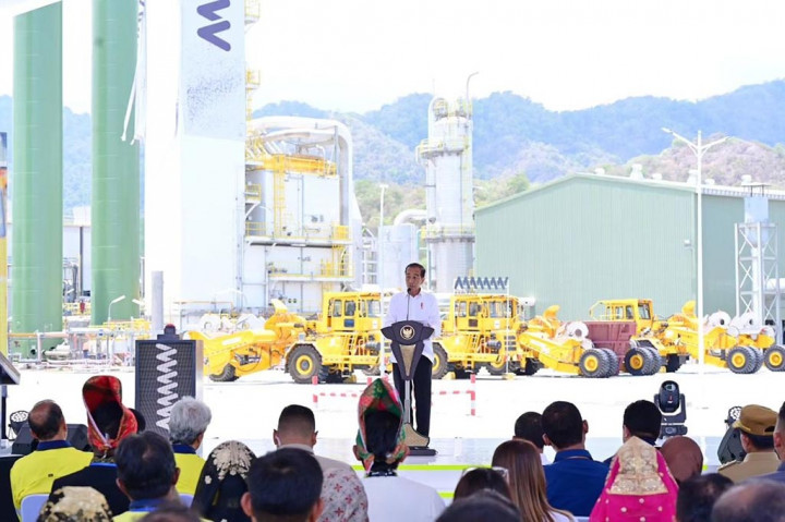 Fasilitas smelter dan pemurnian logam mulia Amman berdiri di kawasan seluas 272 hektare. Lokasinya berada 1,5 kilometer dari Pelabuhan Benete.