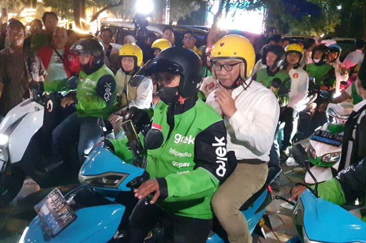 Calon gubernur (cagub) dan calon wakil gubernur (cawagub) Jakarta 2024, Ridwan Kamil (RK) dan Suswono (RIDO), naik ojek online (ojol) ke Kantor Komisi Pemilihan Umum (KPU) Jakarta, Senin malam, 23 September 2024. Keduanya akan mengambil nomor urut kontestan Pemilihan Kepala Daerah (Pilkada) Jakarta 2024.