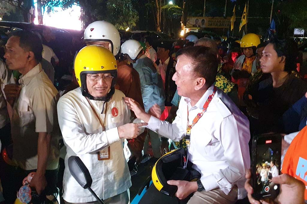 Pantauan Medcom.id, RIDO berangkat dari Mantor Dewan Pimpinan Daerah (DPD) Golkar Jakarta. Keduanya naik motor listrik.