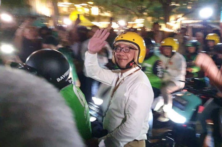 Sekitar 200 ojol ikut dalam rombongan ini. Selain RIDO, rombongan Koalisi Indonesia Maju (KIM) Plus juga ikut dalam konvoi ojol pasangan RIDO.