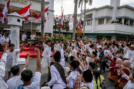 Sejumlah pemain teater mementaskan drama kolosal berjudul Berkibarlah Benderaku di Hotel Majapahit, Jalan Tunjungan, Surabaya, Jawa Timur, Minggu, 22 September 2024. Kegiatan itu untuk memperingati peristiwa aksi perobekan bendera Belanda menjadi Merah Putih oleh para pejuang pada 19 September 1945 di hotel yang dulu bernama Yamato.