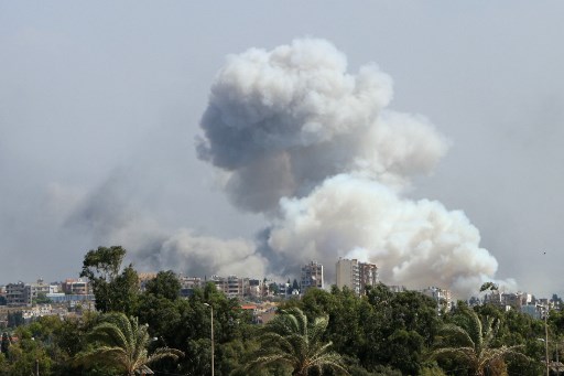 Hizbullah mengonfirmasi bahwa sedikitnya 16 anggotanya, termasuk pemimpin senior Ibrahim Aqil dan komandan tertinggi Ahmed Wahbi, tewas dalam serangan udara Israel.