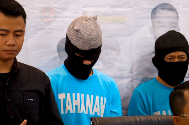 MK, 68, dan FA, 22, warga Kecamatan Comal ditetapkan menjadi tersangka atas dugaan tindak pidana pencabulan pada seorang anak di bawah umur, yang masih duduk di bangku SD.