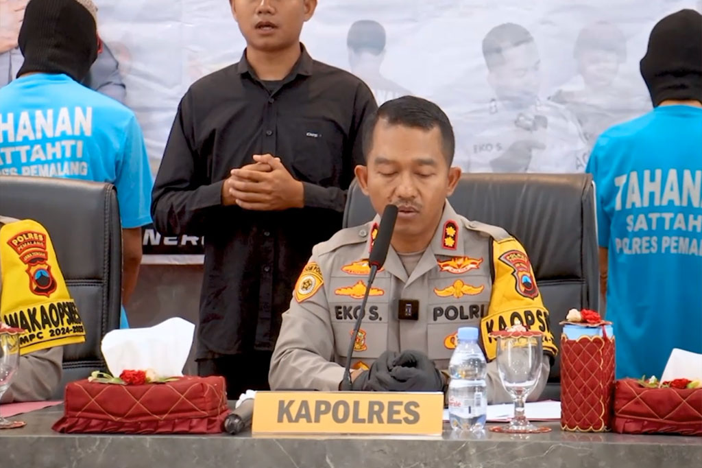 Atas perbuatannya, kedua tersangka diancam dengan hukuman pidana penjara paling singkat 5 tahun dan paling lama 15 tahun, dan denda paling banyak Rp5 miliar. 