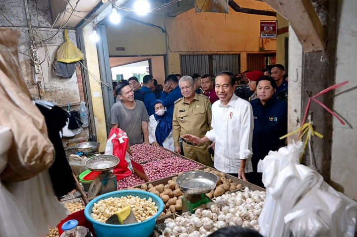 Presiden Joko Widodo meninjau harga dan ketersediaan sejumlah bahan pokok, sekaligus berpamitan kepada masyarakat saat mengunjungi Pasar Mawar, Pontianak, Kalimantan Barat, Selasa, 24 September 2024.