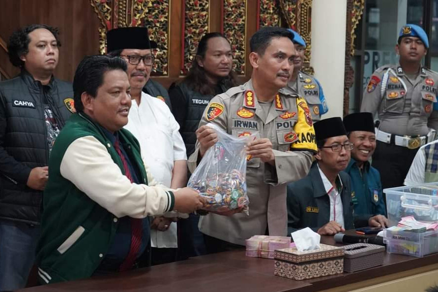 Polisi menetapkan 10 tersangka terkait kasus perjudian kasino berkedok spa dan karaoke di Jalan Anjasmoro Raya, Tawangsari, Kecamatan Semarang Barat, Kota Semarang, yang digerebek petugas beberapa waktu lalu. Terungkap gaji karyawan rumah judi tersebut Rp150 ribu-Rp300 ribu per hari.