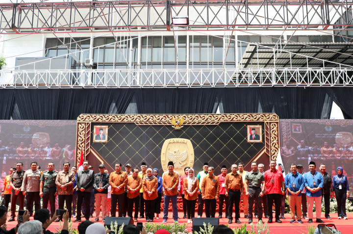 Hadir pula dalam kesempatan tersebut Pj Gubernur Jawa Tengah Nana Sudjana, Pangdam IV/ Diponegoro Mayjen TNI Deddy Suryadi, Kapolda Jawa Tengah Irjen Pol Ribut Hari Wibowo, serta Kepala Kejaksaan Tinggi Jawa Tengah Ponco Hartanto.