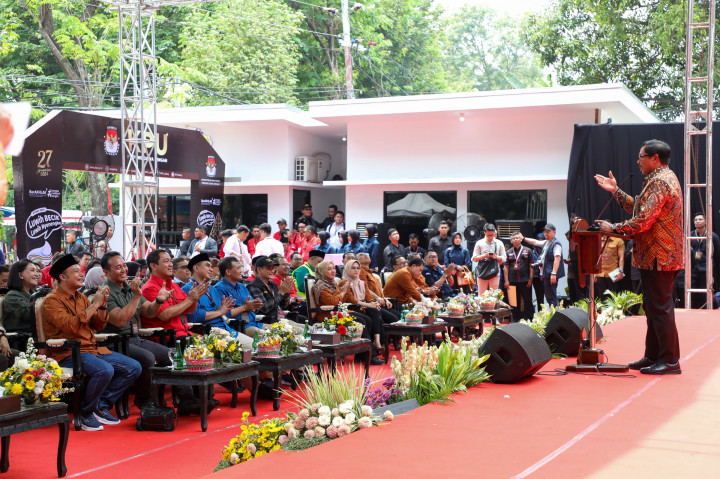 Deklarasi kampanye damai tersebut dihadiri langsung oleh Calon Gubernur dan Wakil Gubernur Nomor Urut 1 Andika Perkasa-Hendrar Prihadi dan pasangan Calon Gubernur dan Wakil Gubernur Nomor Urut 2 Ahmad Luthfi-Taj Yasin Maimoen.