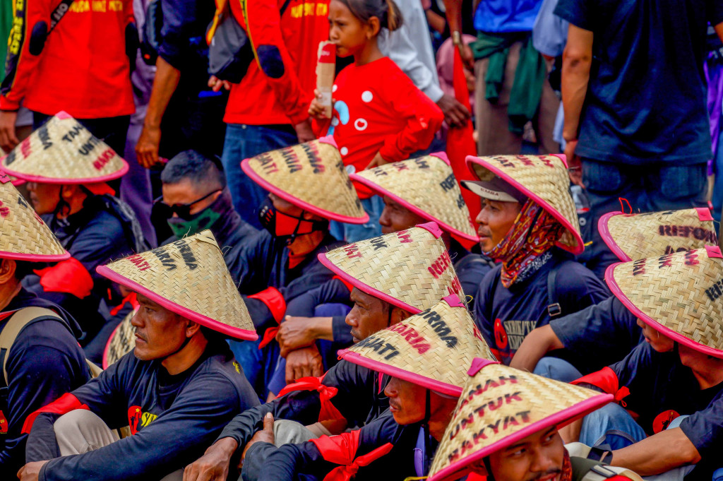 Konsorsium Pembaruan Agraria atau KPA menggelar aksi di depan Gedung DPR RI, Selasa, 24 September 2024 siang, dalam rangka memperingati Hari Tani Nasional. Aksi ini diikuti oleh sekitar 3 ribu peserta.