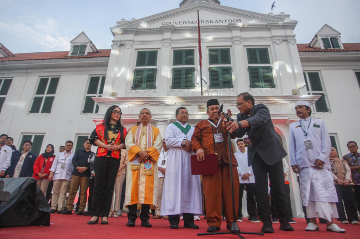 Setelah mengucapkan deklarasi kampanye damai, masing-masing pasangan calon gubernur dan wakil gubernur menandatangani surat deklarasi satu per satu sesuai nomor urut.
