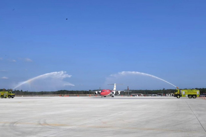 Presiden Joko Widodo melakukan pendaratan perdana di Bandara Nusantara, kawasan Ibu Kota Nusantara (IKN), Provinsi Kalimantan Timur, dengan menggunakan Pesawat Kepresidenan RJ-85 pada Selasa, 24 September 2024, sekitar pukul 16.15 WITA. Kedatangan pesawat tersebut disambut dengan prosesi water salute yang menandai momen bersejarah dalam operasional bandara tersebut.