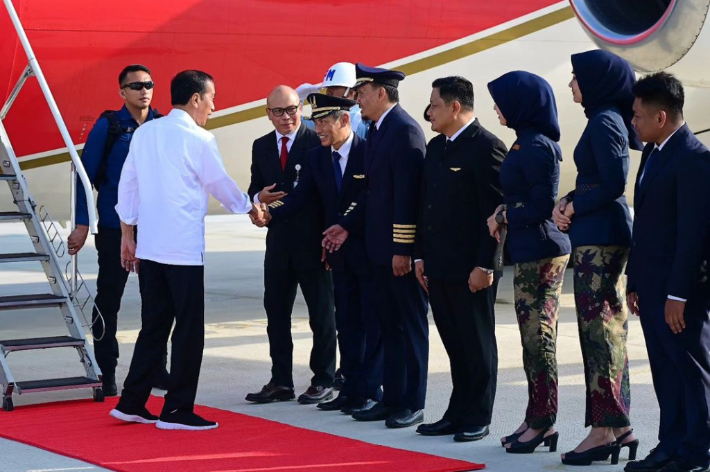“Alhamdulillah ini landing yang pertama, yang semuanya berjalan dengan baik alhamdulillah, semuanya berjalan dengan lancar. Dan ini adalah pertama kali saya turun di Bandara Nusantara (Nusantara Airport),” ujar Presiden usai peninjauan.