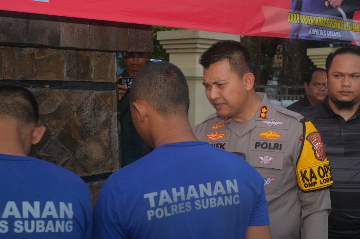 Unit tipidter Satreskrim Polres Subang, Jawa Barat, menggerebek pangkalan pengoplosan tabung gas elpiji bersubsidi di Kabupaten Subang, Jawa Barat. Dalam penggrebekan itu, Polisi menyita ratusan tabung gas elpiji berbagai ukuran dan menangkap empat orang pelaku.