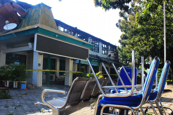 Kebakaran terjadi pukul 19.30 WITA saat seluruh pegawai pulang kantor. Warga yang melihat kebakaran tersebut, berusaha menyelamatkan aset yang ada di lantai 1 seperti kursi dan sebuah lemari.