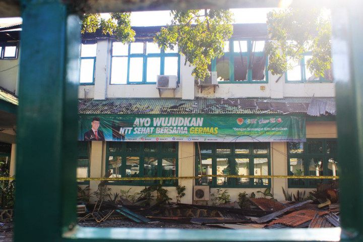 Pasalnya, seluruh ruangan di lantai 2 gedung tersebut ludes terbakar, antara lain ruangan bidang Pencegahan dan Pengendalian Penyakit Menular, ruang kerja kepala dinas, aula dan bidang lainnya.