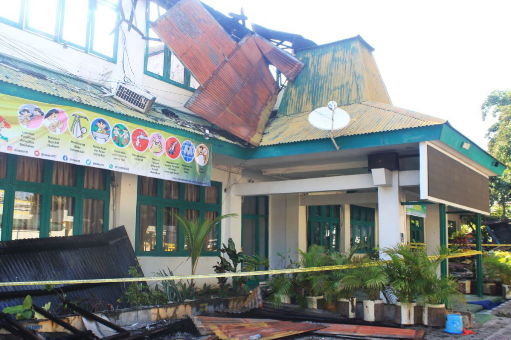 Hampir seluruh berkas penting di lantai 2, Gedung Kantor Kantor Dinas Kesehatan (Dinkes) Nusa Tenggara Timur (NTT) tidak dapat diselamatkan saat terjadi kebakaran Selasa, 24 September 2024 malam.