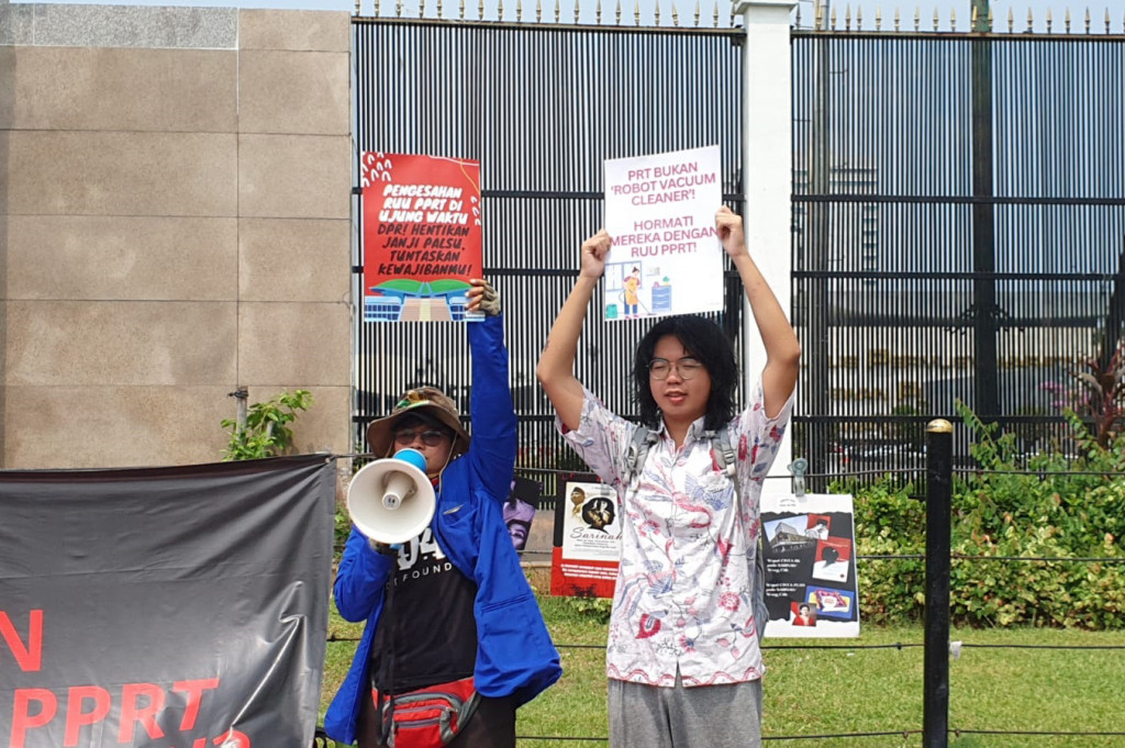 Jumisih mengatakan Puan tak seperti kakeknya sekaligus Presiden pertama RI, Soekarno. Dia menekankan bahwa Soekarno selalu memperjuangkan hak-hak masyarakat kecil.