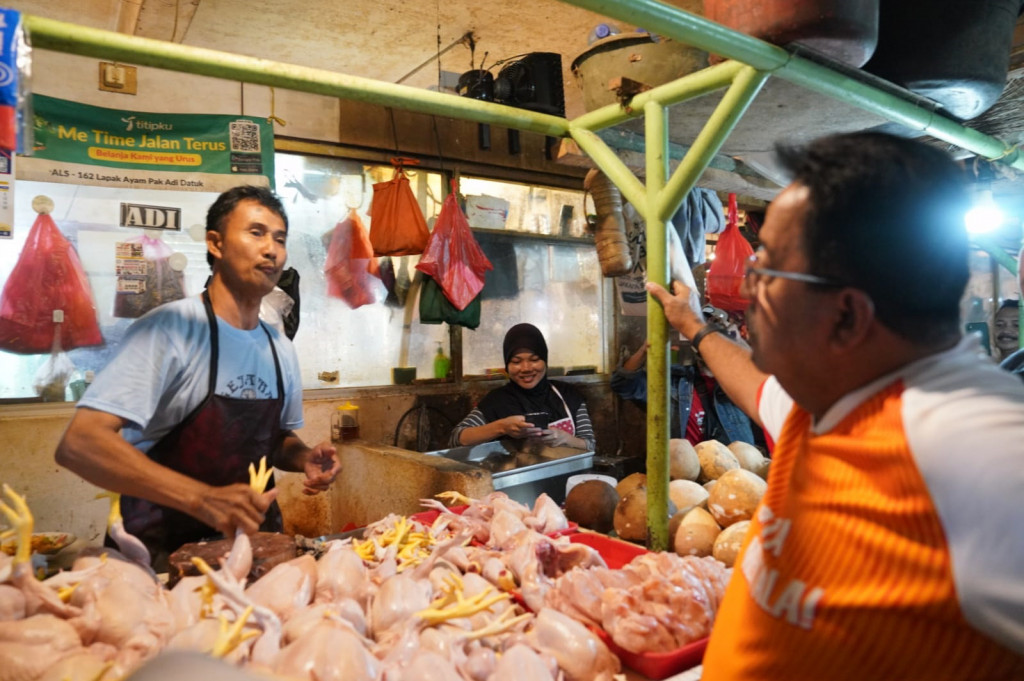 Calon wakil gubernur (cawagub) DKI Jakarta nomor urut 3 Rano Karno blusukan ke Pasar Jaya Lenteng Agung, Jakarta Selatan, Rabu, 25 September 2024. Doel sapaanya menyapa dan mendengarkan keluhan pedagang.