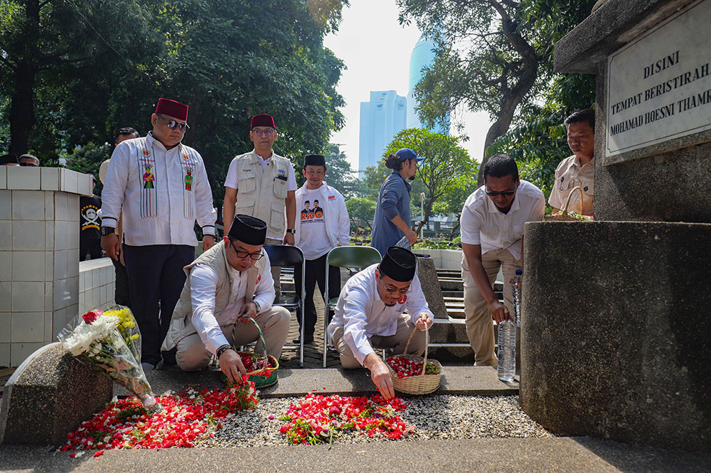 Paslon gubernur-wakil gubernur Jakarta nomor urut 1 Ridwan Kamil-Suswono (RIDO) melakukan ziarah di makam MH Thamrin di TPU Karet Bivak, Tanah Abang, Jakarta Pusat, Rabu, 25 September 2024. 