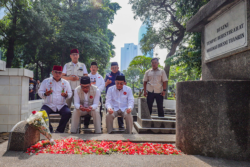 Mengawali masa kampanye perdana, RIDO berziarah ke makam sejumlah tokoh bangsa dan tokoh Betawi di antaranya Benyamin Sueb, MH Thamrin, Ismail Marzuki, Fatmawati Soekarno dan H Abraham Lunggana (Haji Lulung).