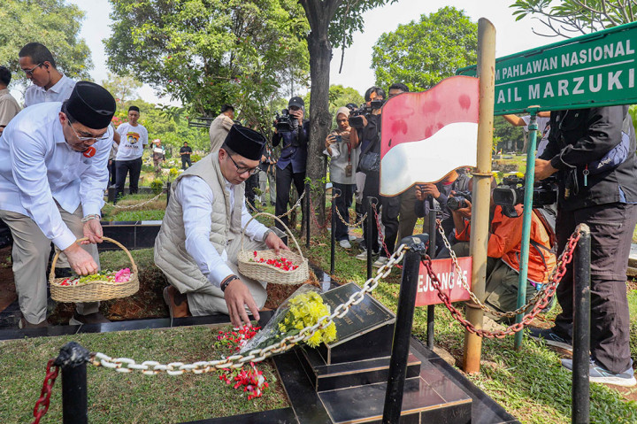 Setelah berziarah RIDO akan berbagi tugas. Keduanya akan berkegiatan kampanye masing-masing. 