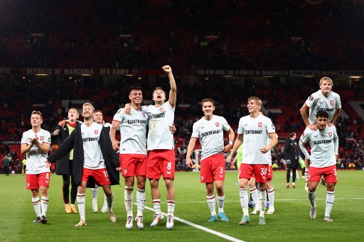 Mees Hilgers dan kawan-kawan berhasil menahan imbang Manchester United (MU) 1-1 saat FC Twente melakukan laga tandang ke Stadion Old Trafford, dalam matchday ke-1 Liga Europa 2024/25, Kamis, 26 September 2024 dini hari WIB.