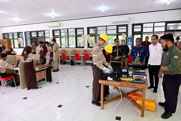 Presiden Joko Widodo (Jokowi) melakukan kunjungan ke SMK Negeri 1 Tanah Grogot, Kabupaten Paser, Kalimantan Timur, Kamis, 26 September 2024. Presiden meninjau berbagai fasilitas pendidikan di sekolah tersebut.