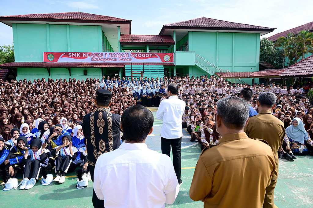 Setelah itu, Presiden Jokowi menyapa ratusan siswa yang telah berkumpul di lapangan sekolah. Presiden mengungkapkan rasa senangnya berada di tengah-tengah para pelajar. Jokowi berpesan kepada seluruh siswa untuk terus semangat dalam menempuh pendidikan.