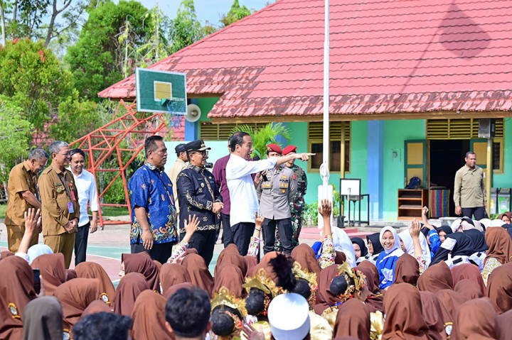 Presiden kemudian bertanya kepada siswa adakah yang menghafal Pancasila. Presiden lantas menunjuk seorang siswa dan siswi ke depan, kemudian mempersilakan seorang siswi untuk membaca lantang Pancasila.